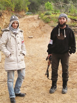 أسد الإسلام وليلى المقدونية يعقدان قرانهما وسط السلاح